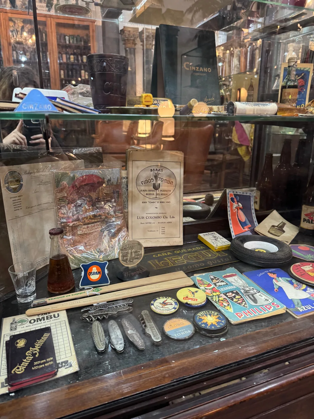 Vitrina con publicidad de época: Cinzano, Vinos Tomba, Philips y más