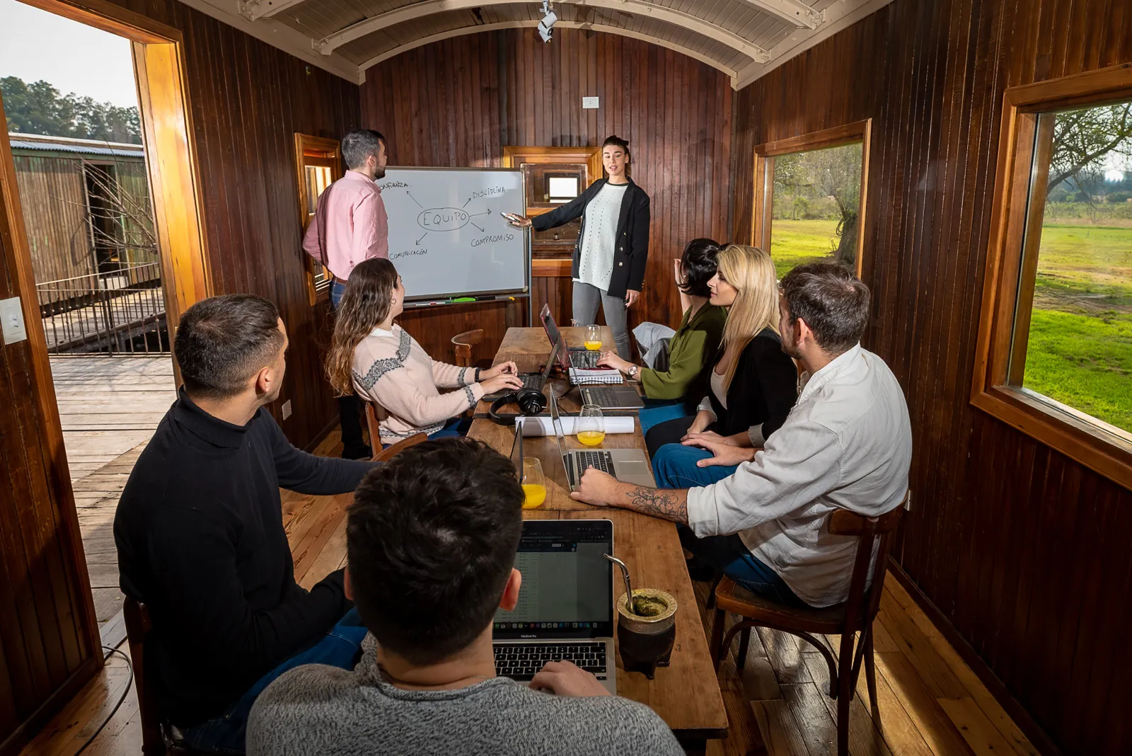Taller con pizarra dentro del vagón de ferrocarril restaurado