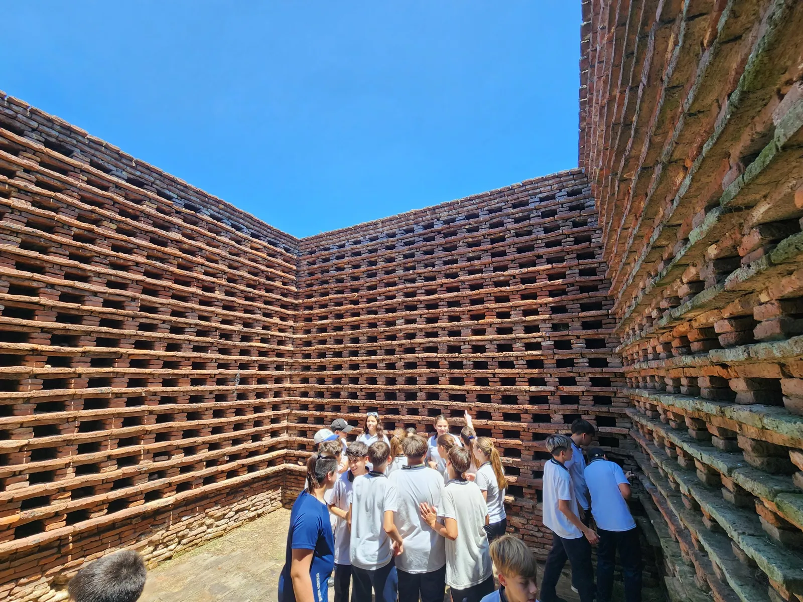 Estudiantes dentro del palomar