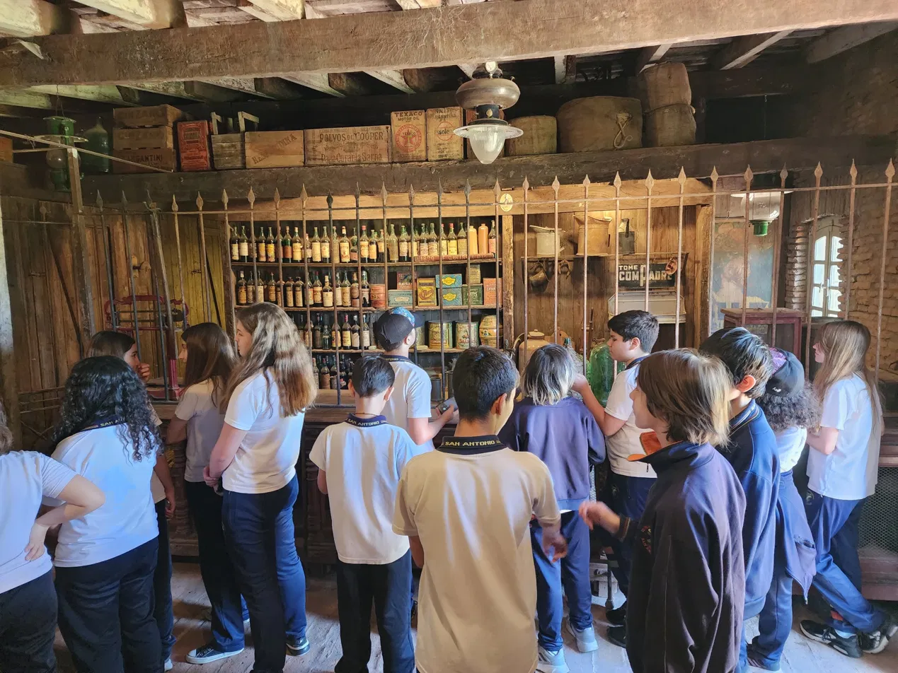 Estudiantes recorriendo el almacén